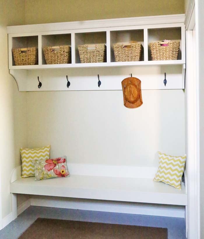 Wall-supported floating bench in an alcove