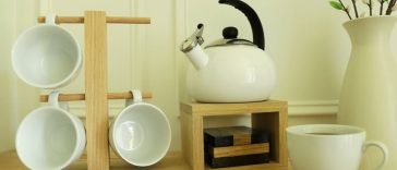 Scrap wood kitchen projects: oak tea station tray with mug holder by Woodshop Diaries