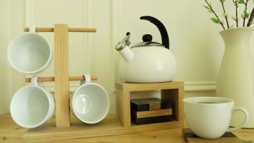Scrap wood kitchen projects: oak tea station tray with mug holder by Woodshop Diaries